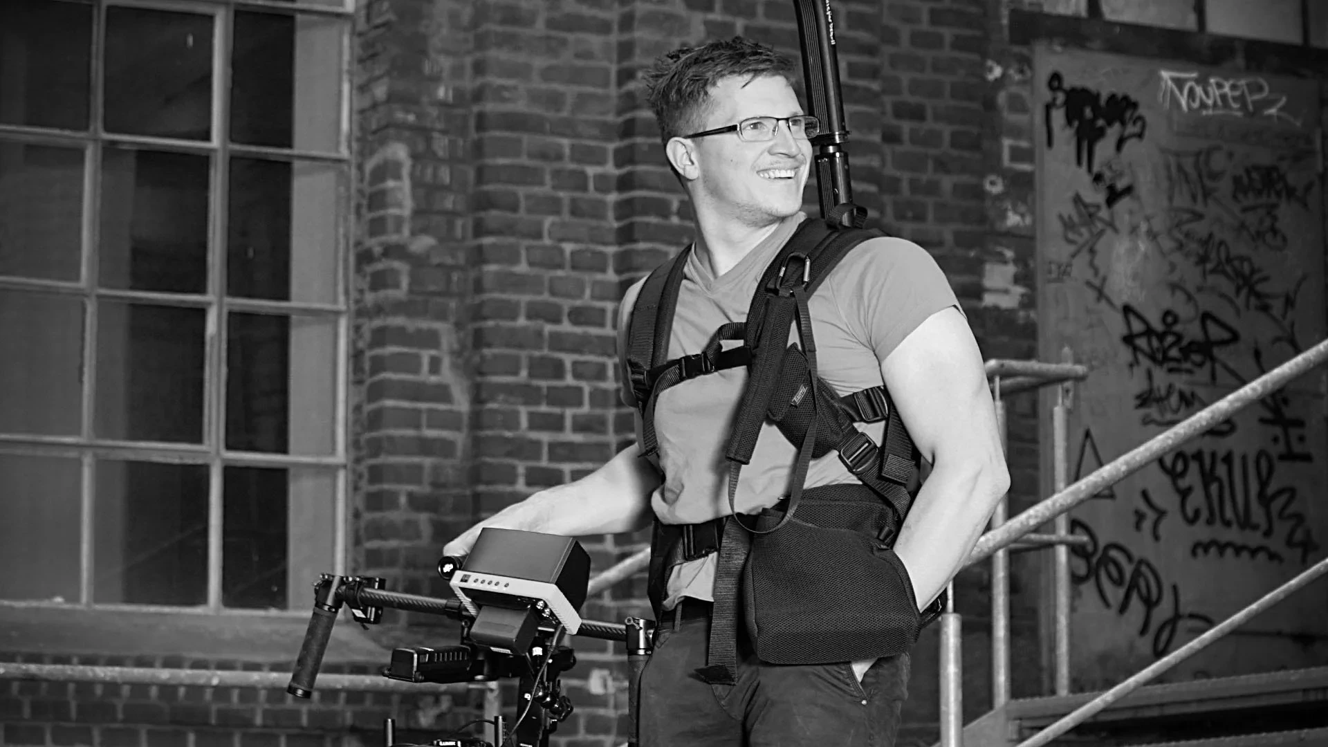 Kameramann Christian Schmitz mit DJI Ronin und Steadicam-Vest, Schwarz-Weiß