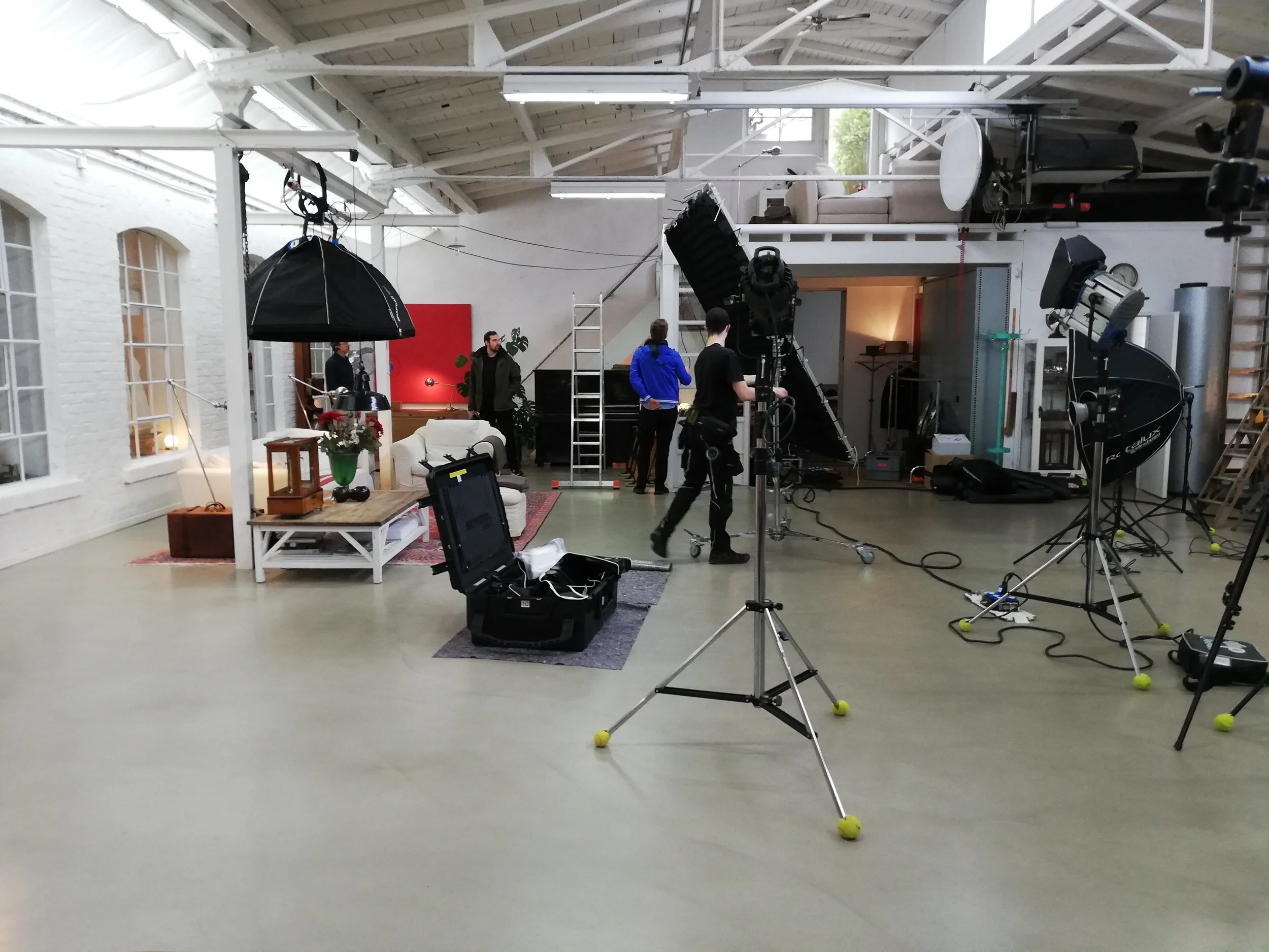 Großer Studio-Aufbau mit Crew und professioneller Lichttechnik beim Imagefilm