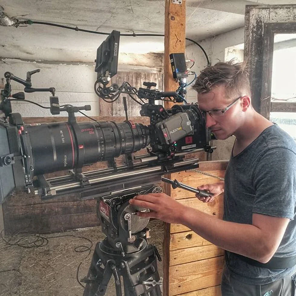 Christian Schmitz an der Arri Alexa beim Imagefilm-Dreh