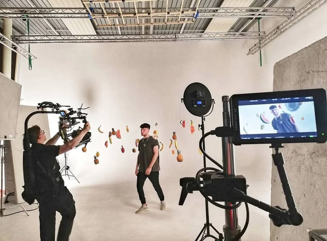 Kameramann Christian Schmitz mit Easyrig beim Musikvideo-Dreh im Whitebox-Studio