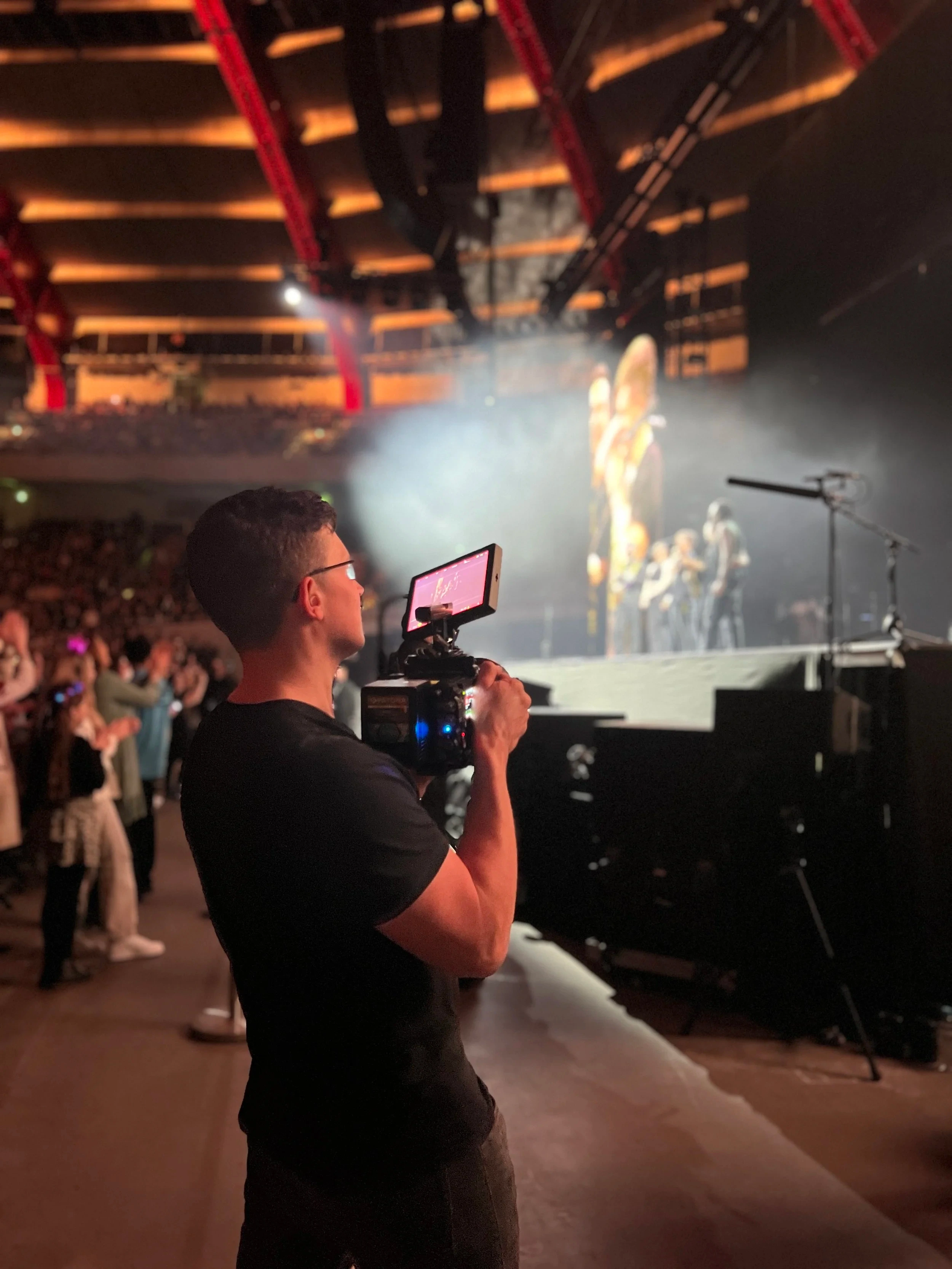 Christian Schmitz beim Konzert-Dreh mit RED-Kamera vor vollem Publikum