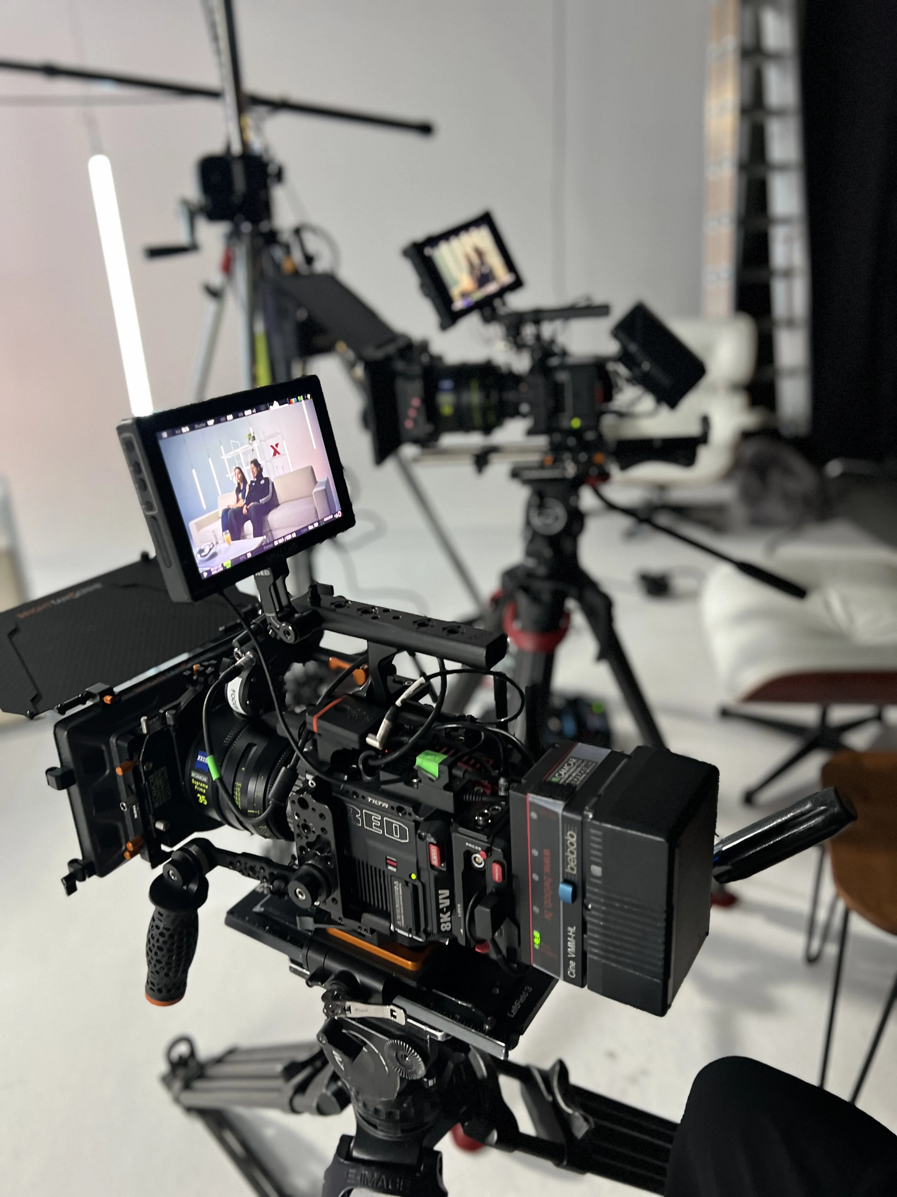 RED V-Raptor im Whitebox-Studio für Produktfilm-Dreh, Monitor zeigt Live-Bild