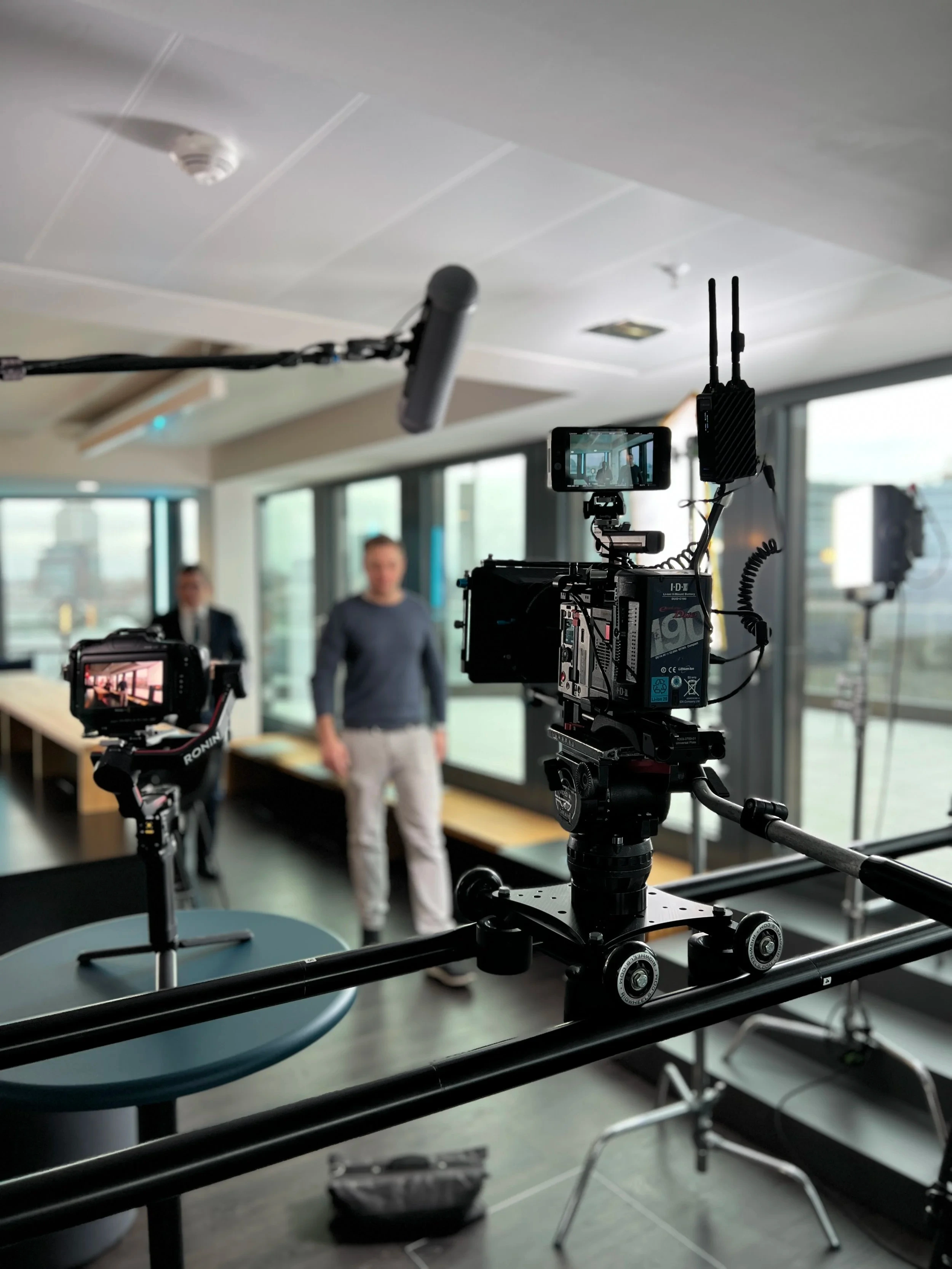 Kamera auf Slider mit Interview-Setup in modernem Büro beim Produktfilm-Dreh