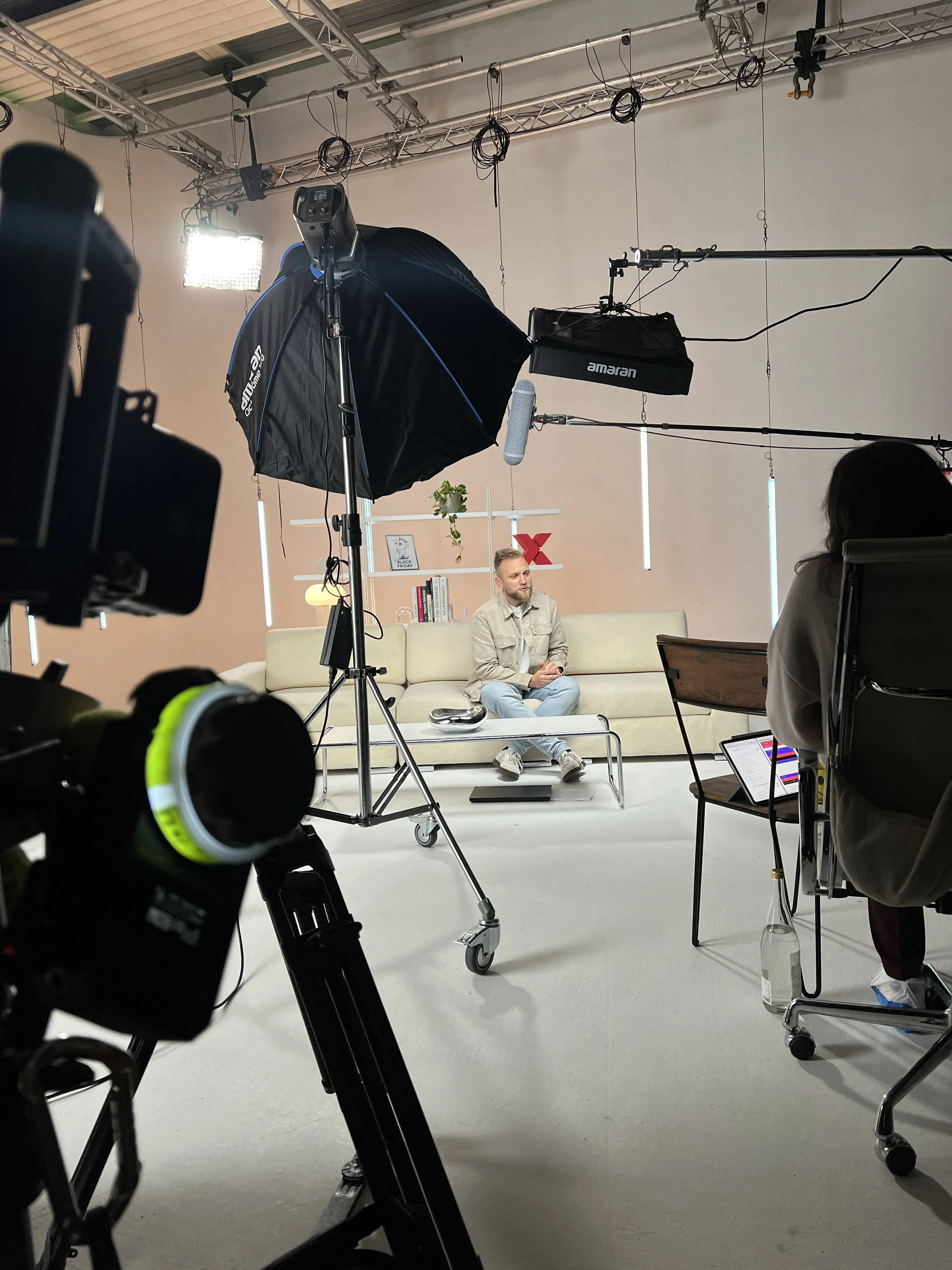 Social-Media-Produktion im Whitebox-Studio mit Interview-Setup und zwei Kameras