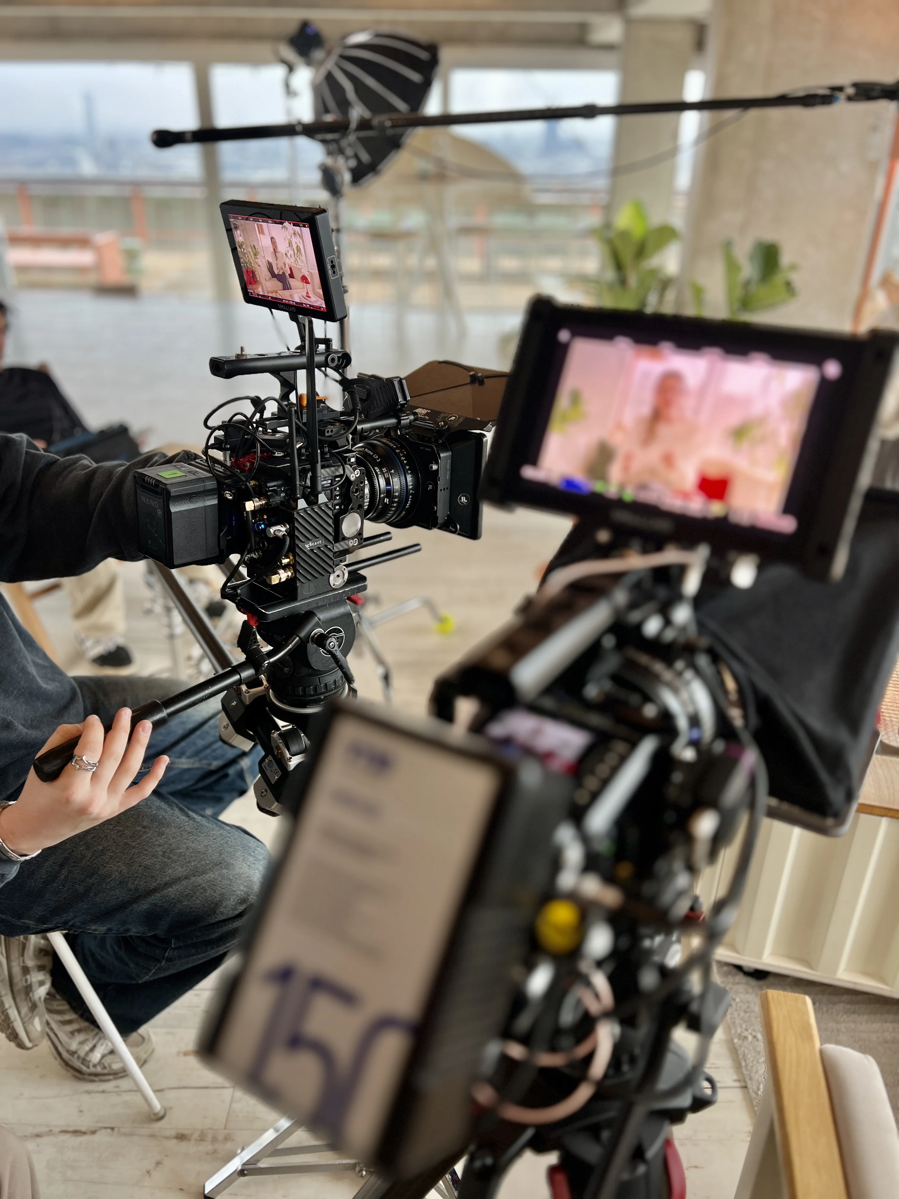 Zwei-Kamera-Setup für Social-Media-Content — RED-Kamera mit Monitor im Vordergrund