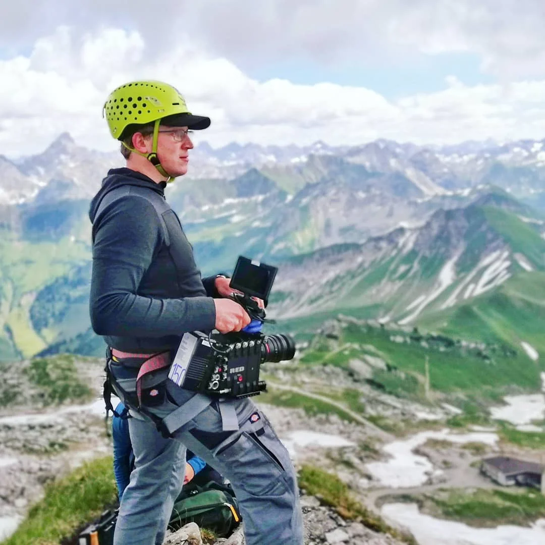 Christian Schmitz mit RED V-Raptor auf Alpengipfel
