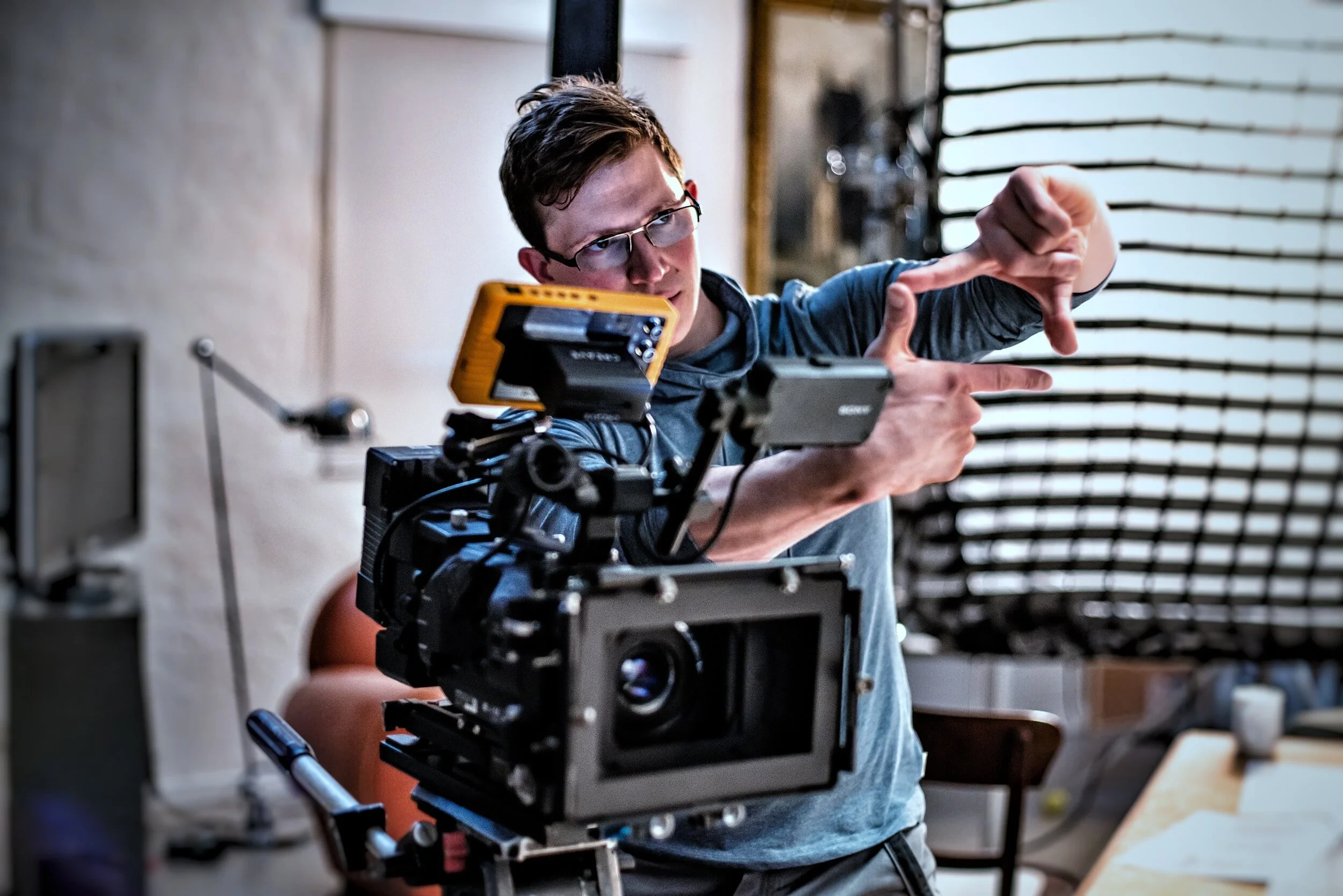 DoP Christian Schmitz beim Framing am Kamera-Setup im Studio