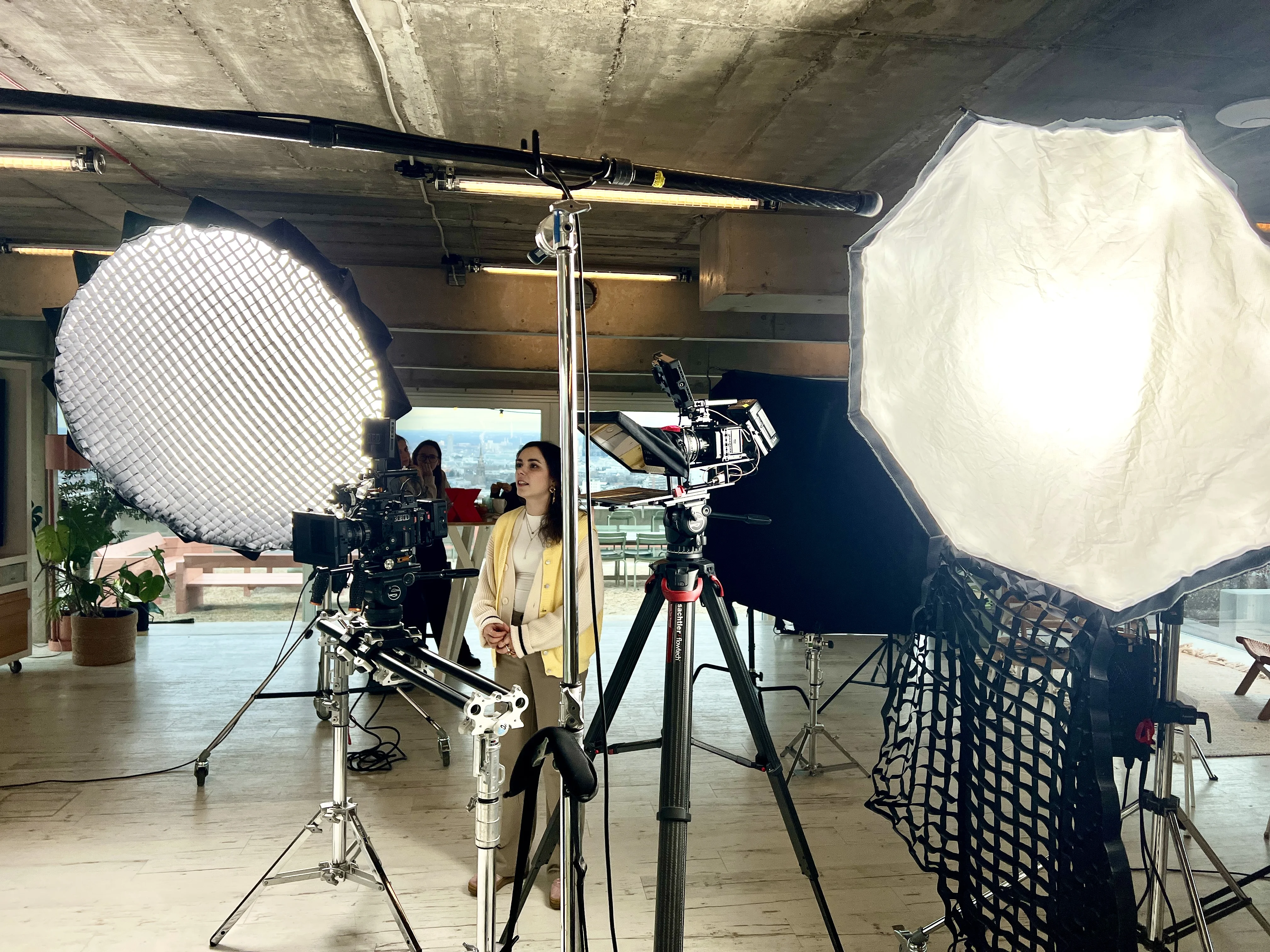 Professioneller Studio-Set mit Softboxen und Moderatorin beim Werbedreh